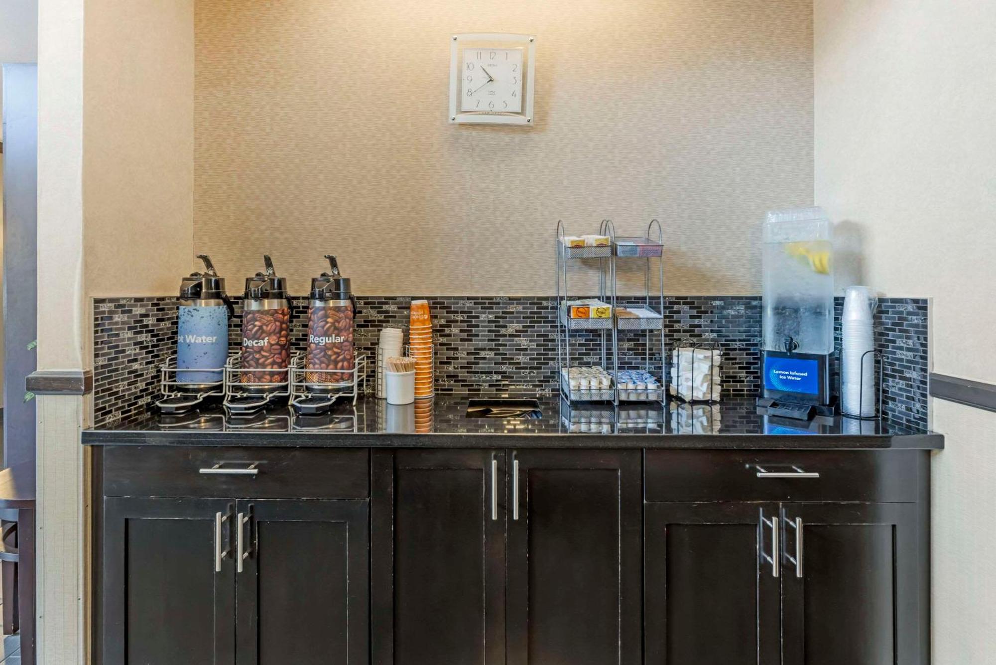 คอมฟอร์ต สวีท แวนคูเวอร์ Hotel ภายนอก รูปภาพ